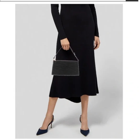 Louis Vuitton - Picture 2 of 11